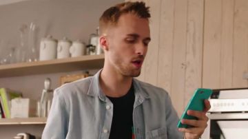 Le smartphone Wiko turquoise dans le clip Placements de produits de Squeezie (ft Maxenss)