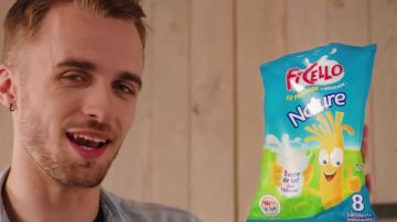 Le fromage Ficello nature dans le clip Placements de produits de Squeezie (ft Maxenss)