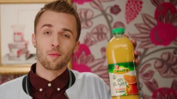 Le jus d'orange Marque Repère Jafaden dans le clip Placements de produits de Squeezie (ft Maxenss)