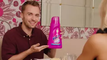 Le Gel Vanish Oxi Action Rose dans le clip Placements de produits de Squeezie (ft Maxenss)