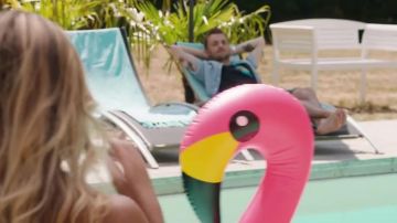 La bouée gonflable Flamant rose dans le clip Placements de produits de Squeezie (ft Maxenss)