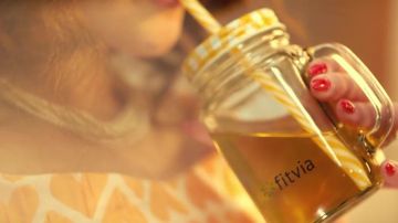 Le mug en verre Fitvia dans le clip Comme Dab de Vitaa