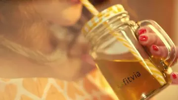 The mug glass Fitvia in the clip As a Dab of Vitaa