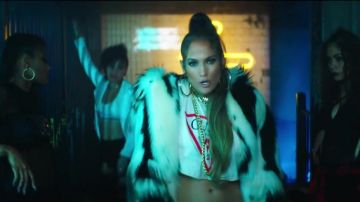 Earrings hoop earrings gold from Jennifer Lopez in her video clip Amor Amor Amor