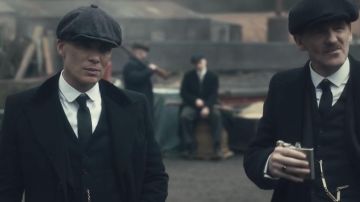 La gorra de Thomas Shelby (Cillian Murphy) "baker boy" en la serie Peaky Blinders (S04E02)