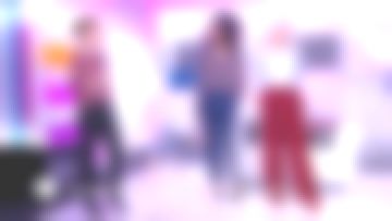 Le pantalon bleu à bandes blanches sur les côtés conseillé dans C'est au programme du 27/11/2017