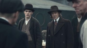 Sombrero marrón estilo Fedora de William Wilson (Aidan Gillen) en Peaky Blinders S04E02