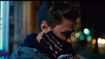 Les mitaines "squelette" de Francis (Xavier Dolan) dans Les amours imaginaires