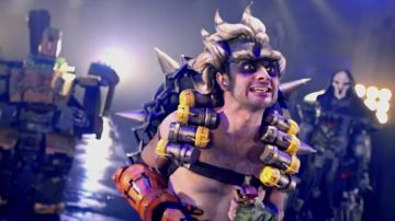La réplica de la rueda de Chacal / Junkrat (Julien Josselin) en el clip OVERWATCH RAP BATTLE