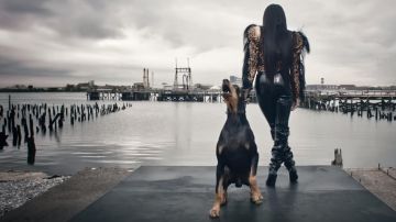 Topshop Vinyle Pantalon porté par Remy Ma, comme on le voit dans Me Réveiller Vidéo Clip