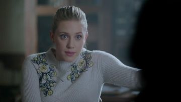 Le pull gris brodé Rebecca Taylor de Betty Cooper (Lili Reinhart) dans Riverdale S02E07