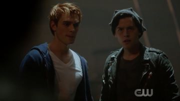 La sudadera con capucha azul Levi's (K. J. Apa) levi's en Riverdale S02E07