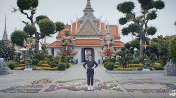 La sala de ordenación (capilla principal) de Wat Arun en Bangkok y sus dos gigantes Thotsakan y Sahatsadecha en el clip Dynabeat de Jain