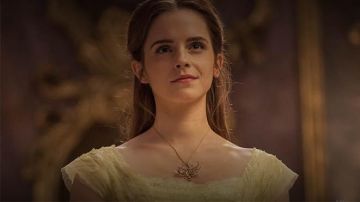 El colgante de Bella (Emma Watson) en La Bella y la Bestia