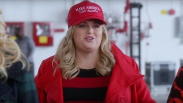 Fat Amy (Rebel Wilson) Make America Eat Again Bordado Red Baseball Hat como se ve en Pitch Perfect 3