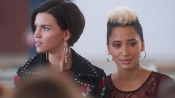 La chance de Marque Boucles d'oreilles portées par le malheur (Ruby Rose) dans la Hauteur Parfaite 3