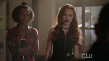 Cheryl Fleur (Madelaine Petsch) Kate Spade Cerise tour de cou comme on le voit dans Riverdale S02E07