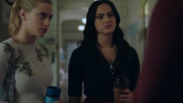 Le top à zip Sandro de Veronica Lodge (Camila Mendes) dans Riverdale S02E07