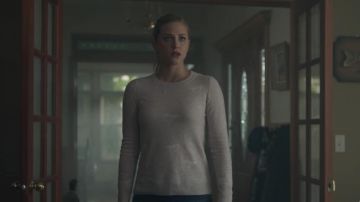 Le sweat en cashmere de Betty Cooper (Lili Reinhart) dans Riverdale S02E07