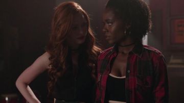 La combinaison GUESS de Cheryl Blossom (Madelaine Petsch) dans Riverdale S02E07
