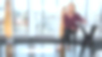 The cashmere sweater bordeaux de Claire Chazal in free Entry to the 30/11/2017