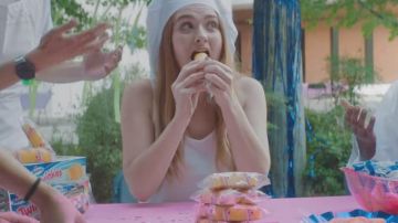Les gâteaux américains Hostess Twinkie dans le clip Blocks by Marshmello