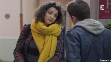 Chaqueta a cuadros de Emma (Pauline Bression) en Plus belle la vie S14E3420