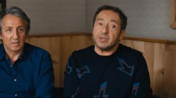 The sweater printed arrows Antoine (Patrick Timsit) in Stars 80, la suite