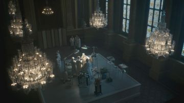 The Goldsmiths' Hall in London is the setting for the room of Buckingham Palace where king George VI is made to operate in The Crown S01E01