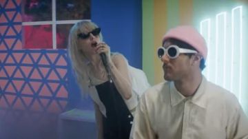 La salopette noire et blanche de Hayley Williams dans son clip Hard times