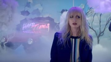 Le pull à rayures de Hayley Williams dans son clip Hard Times