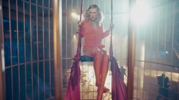 The boots thigh-high boots to lace-up Taylor Swift in The clip Look What you made me do (golden)