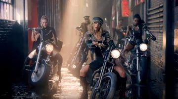Las botas de uñas negras de Taylor Swift en el clip Mira lo que me hicimos hacer