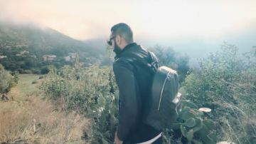 Le sac à dos Louis Vuitton de La Fouine dans son clip Yencli