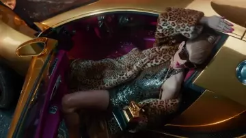 The collar flush with neck choker with chain hanging of Taylor Swift in The clip Look what you made me do
