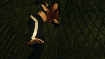 Le pantalon noir à bandes blanches de Shakira dans Le clip Perro fiel