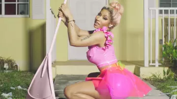 Earrings in silver of Nicki Minaj in the clip Rake it up