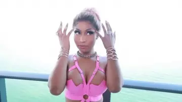 The bracelet "Mermaid Cuff" by Lynn Ban of Nicki Minaj in the clip Rake it up