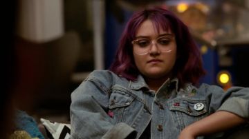 Le pin's flamant rose Urban Outfitters de Gert Yorkes (Ariela Barer) dans Marvel's Runaways S01E01