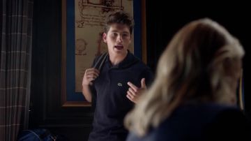 Lacoste polo navy blue Chase Stein (Gregg Sulkin) in Marvel's Runaways S01E02