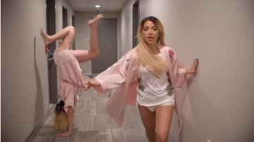 La camiseta blanca de Victoria's Secret 2017 de Gabriella DeMartino en su remake de New Rules de Dua Lipa