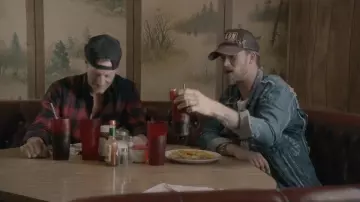 La casquette Nelson Treehouse and Supply portée par Brian Kelley dans le clip Meant to Be by Bebe Rexha feat. Florida Georgia Line