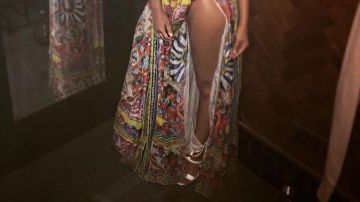 Les sandales blanches de Jade dans le clip Reggaetón Lento de CNCO