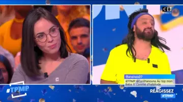 Le pull gris Lettre C brodée en perles de Agathe Auproux dans #TPMP Touche pas à mon poste du 04/11/2017