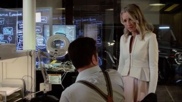 Le blazer Topshop blanc de Janet Stein (Ever Carradine) dans Marvel's Runaways S01E03