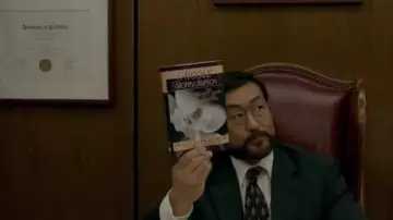 Le livre sur Nicole Brown Simpson que tiens le juge Ito (Kenneth Choi) dans American Crime Story S01E04