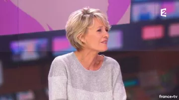 Le pull en cachemire gris rose de Sophie Davant dans C'est au programme du 05/12/2017