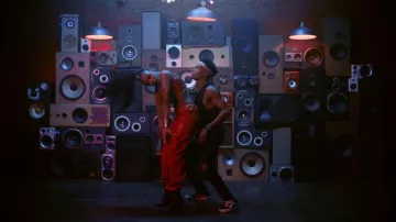 The sneakers Vans old school, in the clip He like that of Fifth Harmony