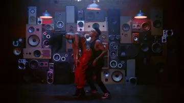 The sneakers Vans old school, in the clip He like that of Fifth Harmony