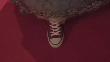 Les sneakers Converse rouges portées par Amber (Rose McIver) dans A Christmas Prince